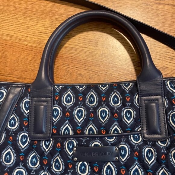 NWOT VERA BRADLEY XL ZIP CLOSURE TRAVEL TOTE BAG. - Picture 3 of 6